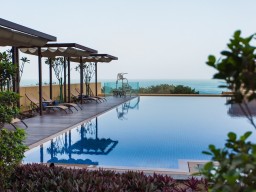 Poolbereich oder doch lieber das Meer? - Entspannen Sie im Poolbereich oder gönnen Sie sich eine Abkühlung im nahegelegenen Meer des Persischen Golfes.